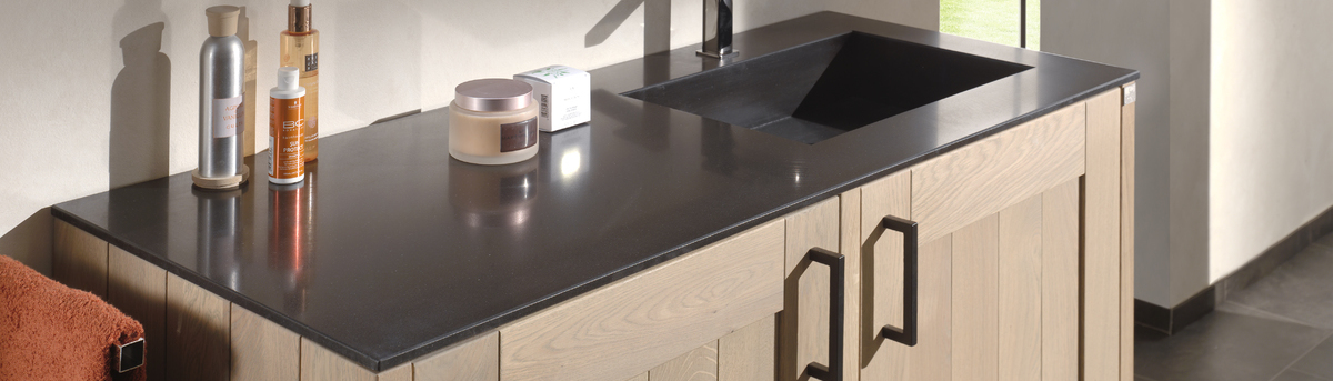 Houten wastafelkast met donkere natuurstenen blad en enkele lavabo Squadra