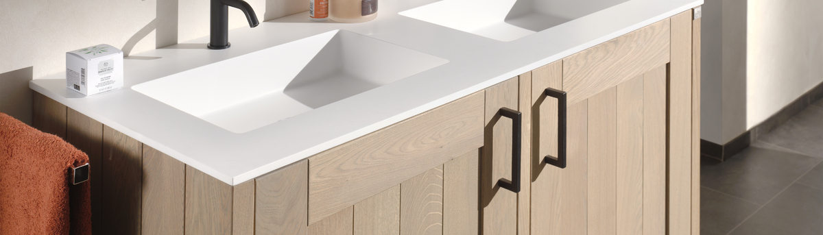 Houten wastafelkast met witte solid surface wastafelblad en dubbele lavabo Squadra